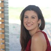 Studentessa universitaria impartisce lezioni per studenti delle medie/liceo